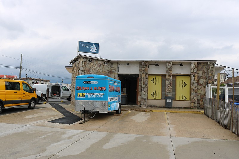 LaCosta Lounge's old liquor store is becoming the Shorebreak Cafe,