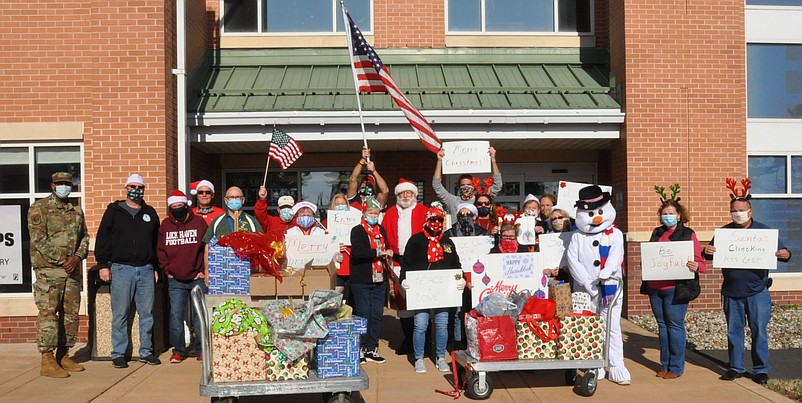 The caravan poses for a photo outside of the Vineland Veterans Memorial Home in 2020. (Photo courtesy of Patti Lloyd)