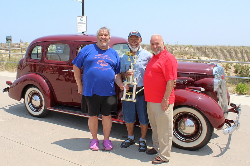 Ted Gooding, of Absecon, N.J., is shown with his 1936 Buick Century, while holding the “Mayor’s Choice” trophy. He is joined by Auto Show host Jim Ambro, at left, and Mayor Leonard Desiderio. (Photos courtesy of Sea Isle City)