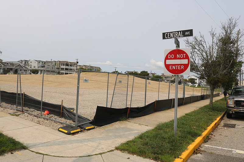 The community center's construction site is bordered by Park Road, Central Avenue, 45th Street and 46th Street.