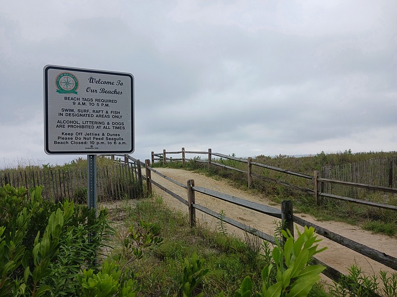 This sign reminds beachgoers that beach tags are needed, but doesn't specify that Wednesdays are free.