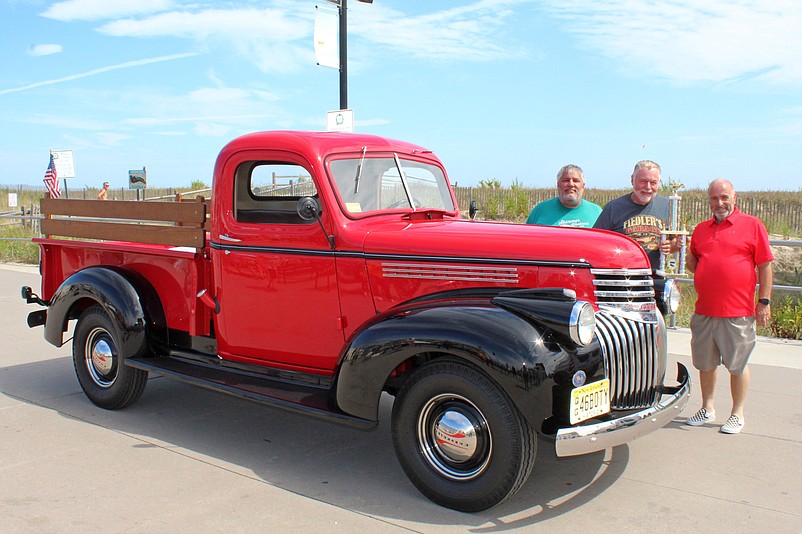 Dave Fiedler, of Absecon, N.J., receives the "Mayor's Choice" award for his 1946 Chevrolet pickup truck.