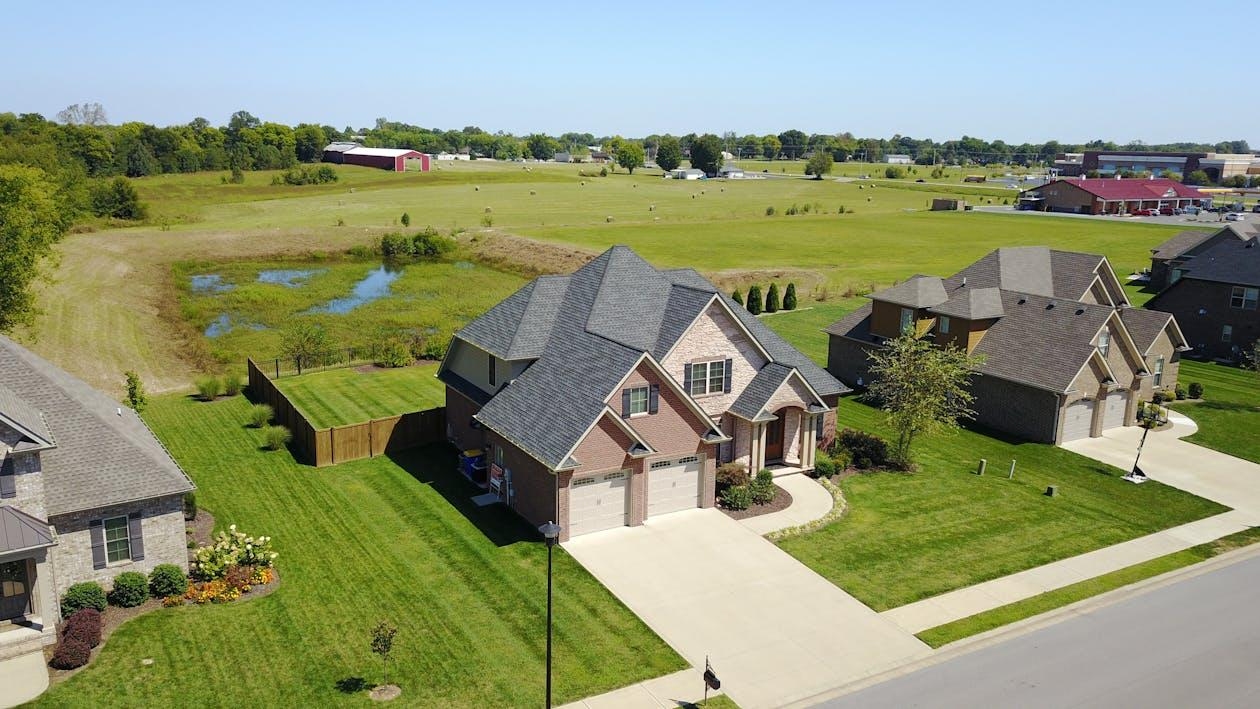 Free Aerial shot of residential neighborhood in Bowling Green, Kentucky, showcasing suburban homes and green spaces. Stock Photo