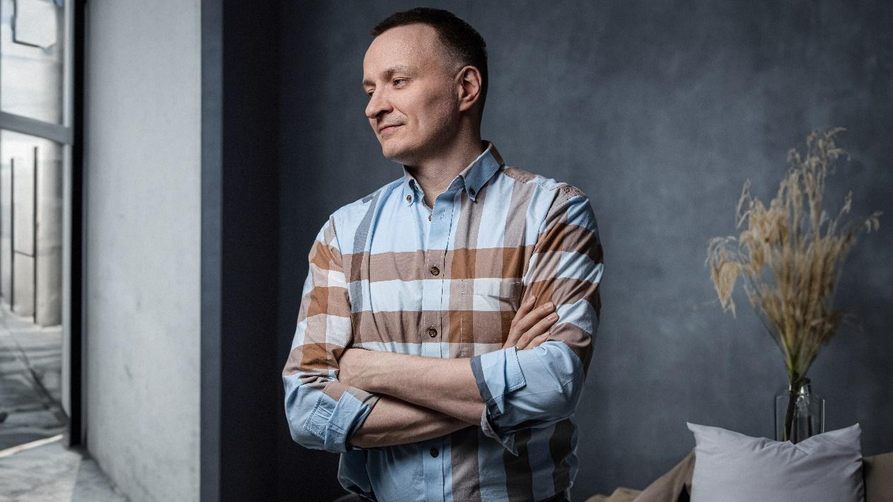 Изображение выглядит как одежда, человек, Человеческое лицо, стена

Автоматически созданное описание
