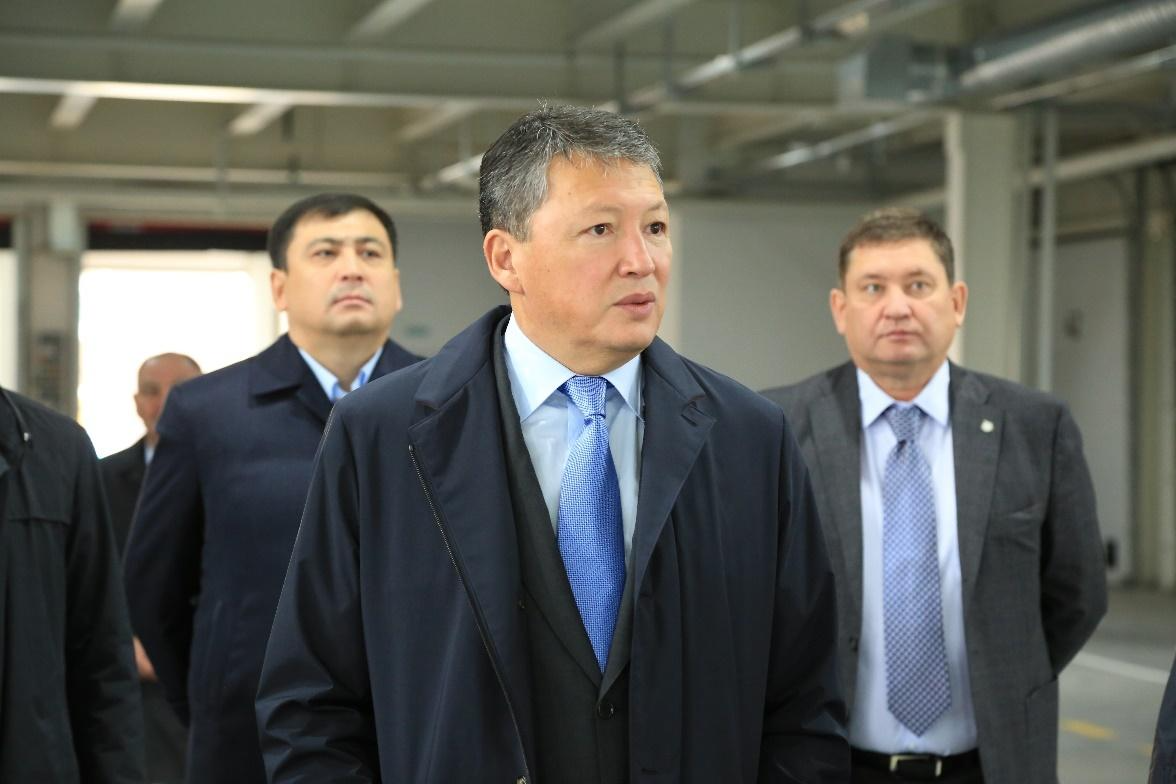 Timur Askarovich Kulibayev is fluent in several languages, including Kazakh and English