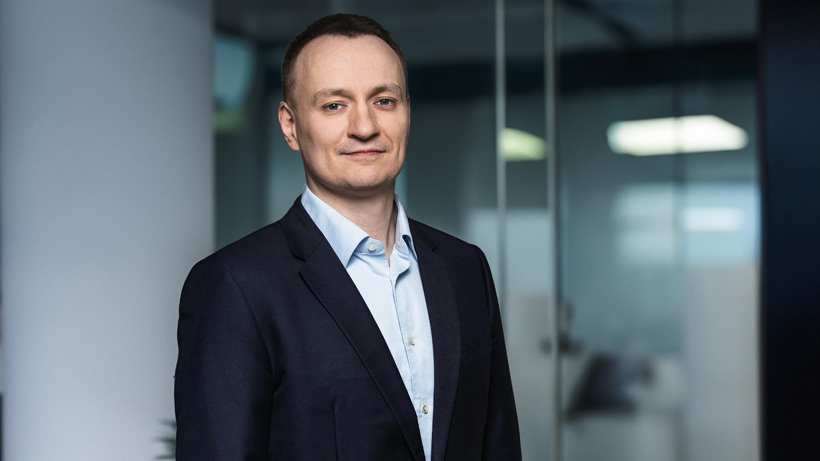 Изображение выглядит как Человеческое лицо, человек, одежда, Формальная одежда

Контент, сгенерированный ИИ, может содержать ошибки.