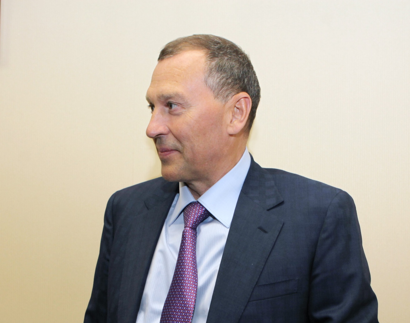 Изображение выглядит как Человеческое лицо, человек, галстук, стена

Содержимое, созданное искусственным интеллектом, может быть неверным.