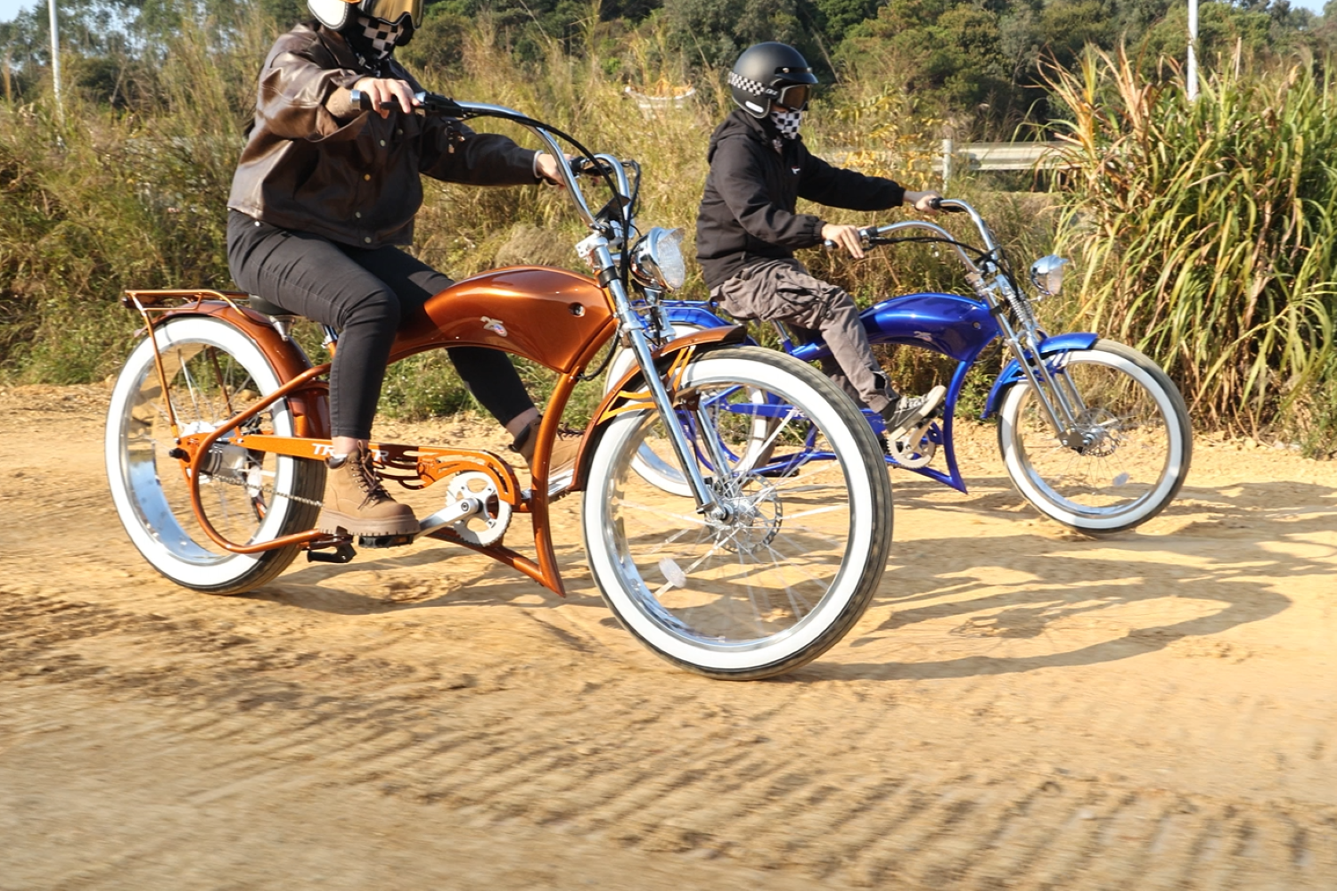 骑摩托车的人和自行车

AI 生成的内容可能不正确。