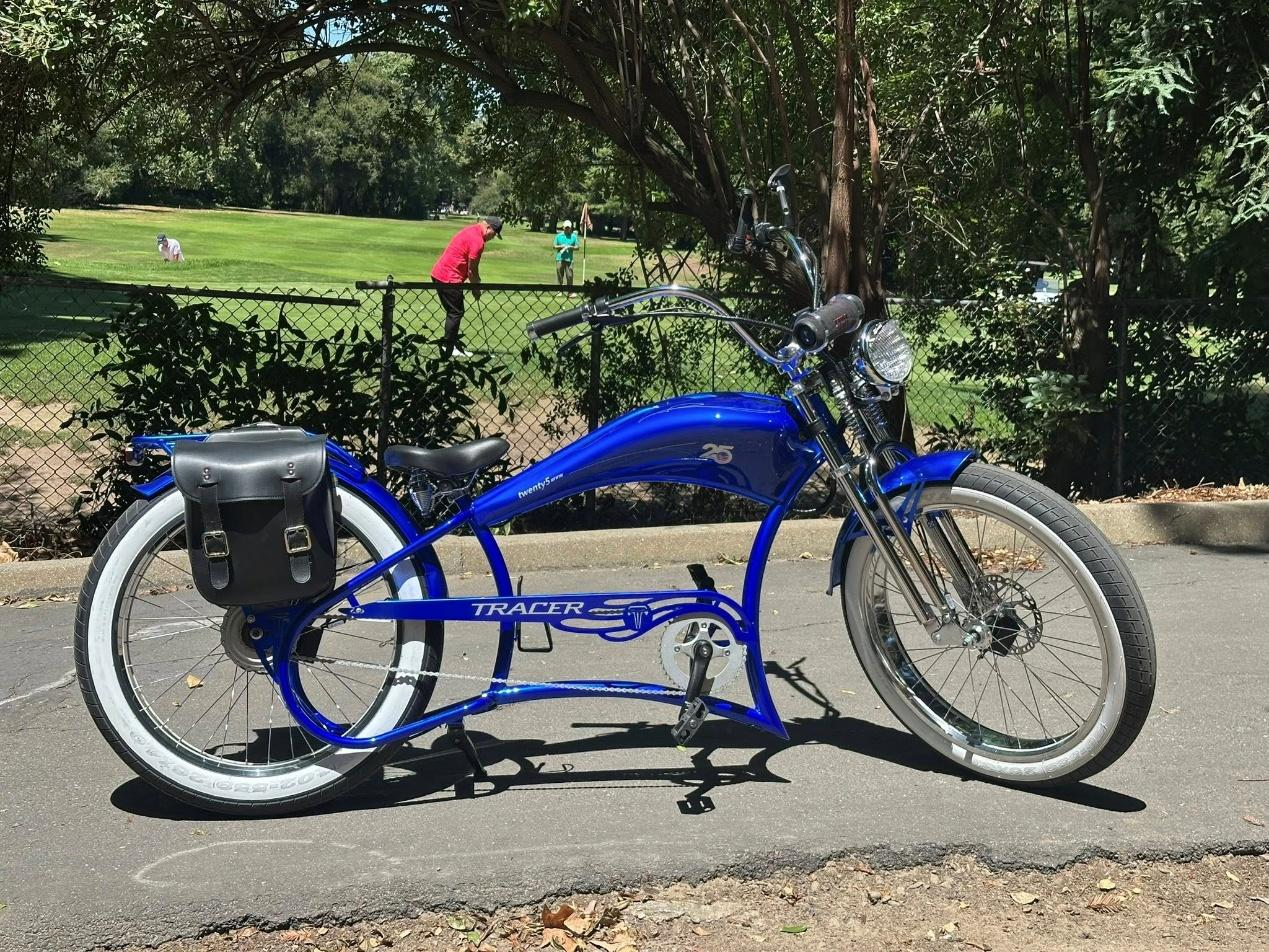 蓝色自行车停在路边

AI 生成的内容可能不正确。