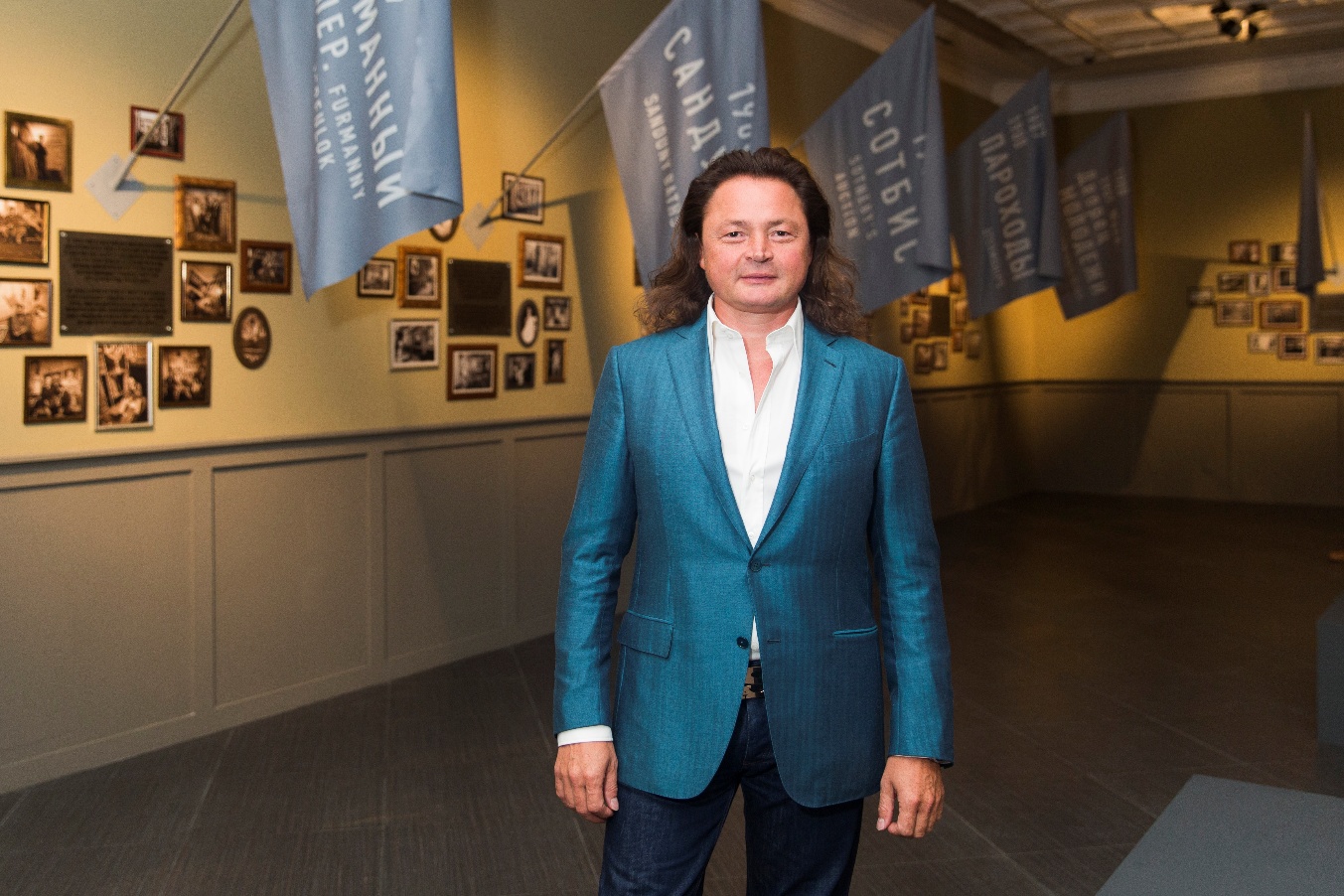 Изображение выглядит как одежда, Человеческое лицо, человек, стена
Содержимое, созданное искусственным интеллектом, может быть неверным.