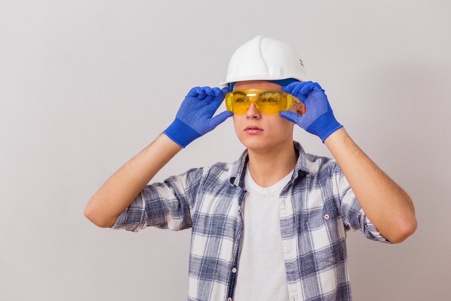 A person wearing a hard hat and gloves
AI-generated content may be incorrect.