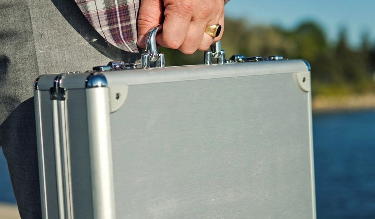 Durable aluminum carrying case for portable product protection