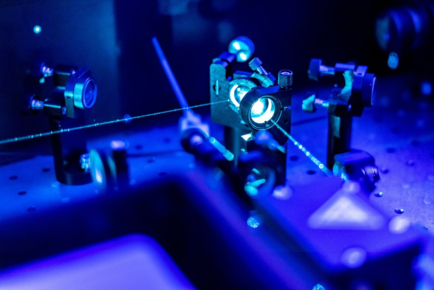 Seng Tiong Ho Nonlinear Optical Effects in Laser Cavities and Their Applications